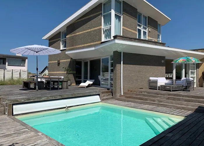 Heerlijke villa met zwembad en sauna bij het strand